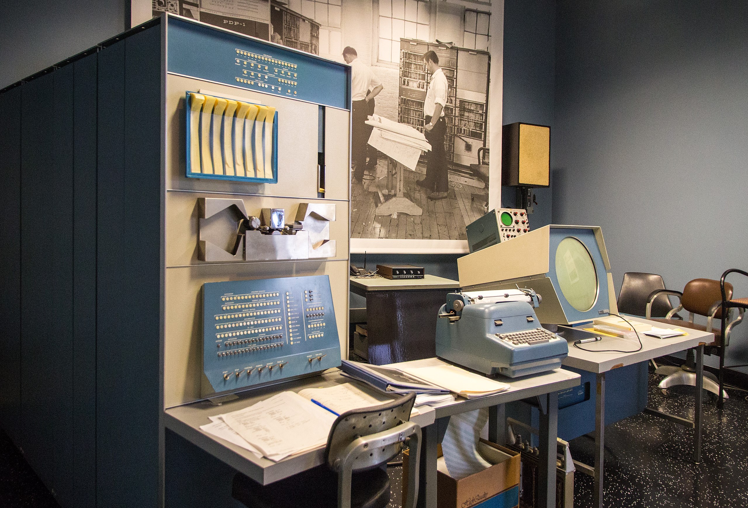 2560px-DEC_PDP-1_Demo_Lab_at_Mountain_View's_Computer_History_Museum