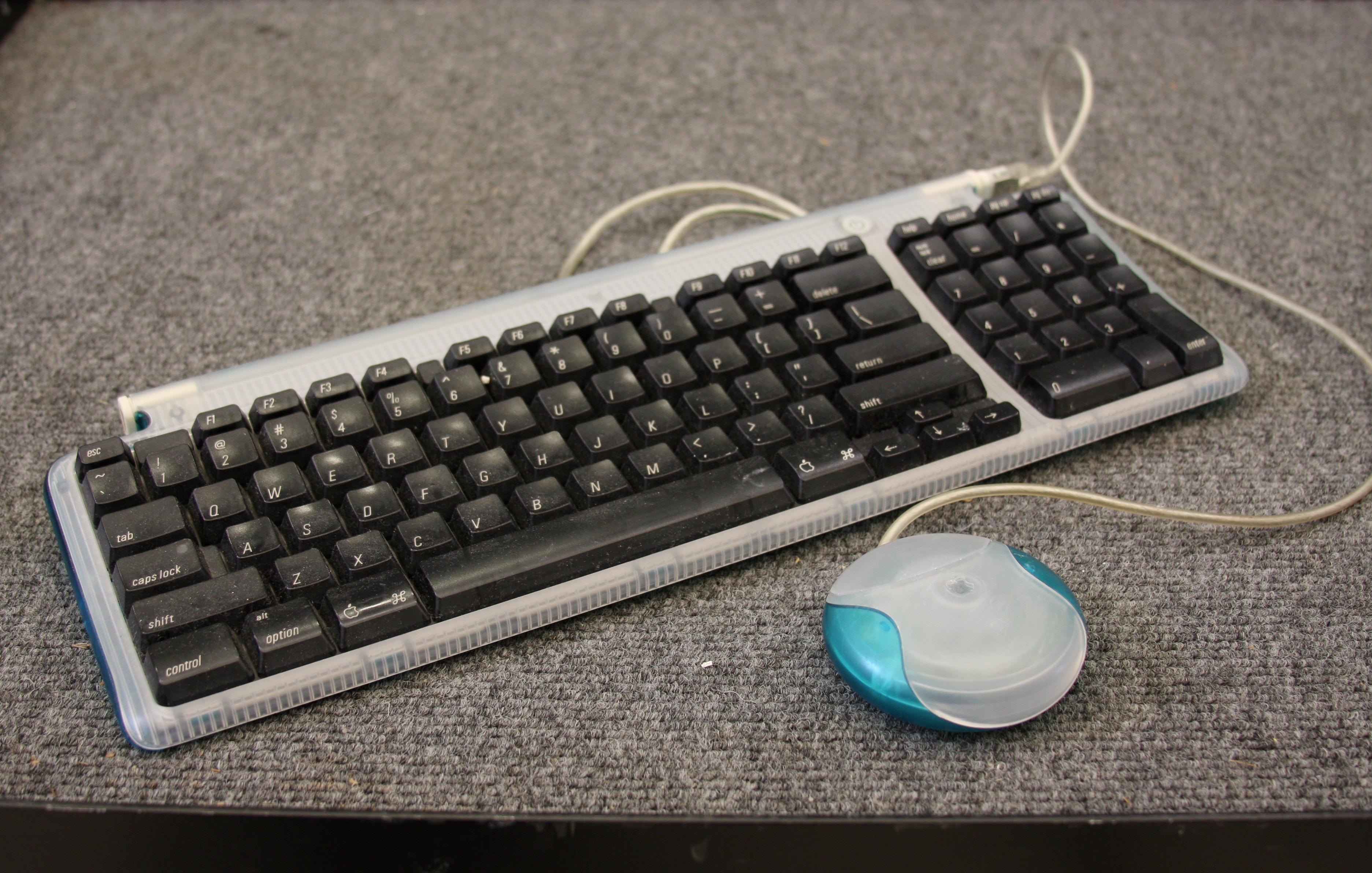 apple-keyboard-M2452-1